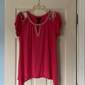 Cold shoulder jeweled neck/shoulder handkerchief hem T-shirt